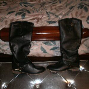 Woman's high-top black boots size 9